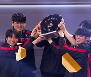 T1, 中 TES 제압하고 '사우디 e스포츠 월드컵' LoL 초대 챔피언 등극