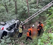 도로 달리던 SUV, 3m 아래 야산으로 추락…60대 운전자 중상