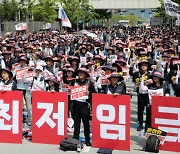 내년 최저임금 액수 "대폭 인상" vs "동결" 본격 협상… 1만원 넘을까