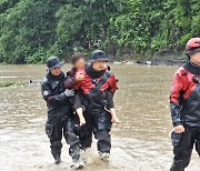 '충청·경북권 폭우' 고립·침수 피해 속출..1명 숨져