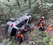 양산 도로서 승용차 추락…운전자 대퇴부 골절 등 중상