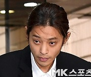 “프랑스서 여자 꼬시고 있어”…정준영, 출소 후 근황 포착 [MK★이슈]