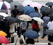 출근길 우산 쓴 시민들