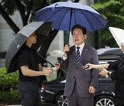 법원 출석하는 이재명 민주당 전 대표