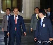 윤 대통령 환송행사 이동하는 정진석-홍철호-황우여-이상민