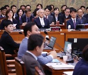 ‘블랙리스트 연루 의혹’ 용호성, 차관 임명 공방