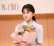 [TD포토] 김다현 '꽃다발 꼭 껴안고~'