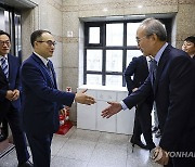 인사나누는 이원석 검찰총장-김영섭 한국통신사업자연합회장