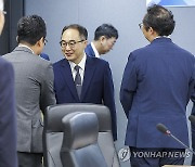 인사나누는 이원석 총장