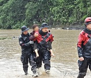 폭우로 경북 안동 주민 고립, 구조 진행…18명중 7명 구조