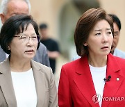 고 서정우 하사 모친과 동행하는 나경원 국힘 대표 후보