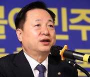 김두관, 민주당 당 대표 출마…이재명 겨냥 “유례 없는 제왕적 대표”