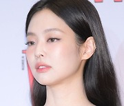 BLACKPINK's Jennie Caught Indoor Smoking, Issues Public Apology