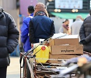 폐지줍는 노인 전국에 1만5천명…월소득 77만원에 그쳐