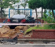 '아파트 놀이터 돌진' 부산서 급발진 주장 고령 운전자 교통사고