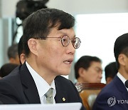 한은 총재, '정부 금리인하 압박' 지적에 "독립적 결정 추구"(종합)