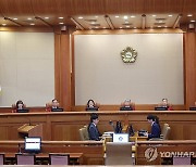 착석한 헌법재판소장과 재판관들