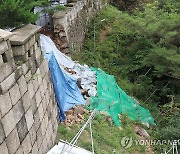 무너진 북악산 한양도성 성곽 일부