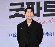 [mhn포토] 김준한 '심플 블랙 슈트'