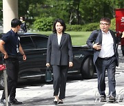 수원지법 들어서는 김혜경