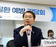 물류센터 온열질환 예방 간담회 하는 이정식 고용장관