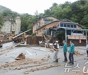 도로에 쌓인 낙석