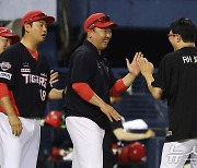 이범호 감독의 축하 받는 양현종