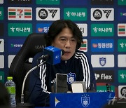 대표팀 지휘봉 잡은 홍명보 감독 "축구 인생 마지막 도전"