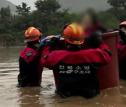 범람한 하천 물 산골마을 덮쳐..."물이 키보다 높았어요"