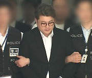 김호중 "혐의 인정 여부 나중에"...방청석 곳곳 눈물