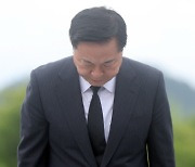 김두관, 盧 묘역 참배하고 "민주당 전 대통령 정신 이어받을 것"