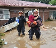 폭우로 잠긴 집…소방관은 할머니를 품에 안고 걸었다 [만리재사진첩]