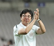 [포토]황선홍 감독, 승리를 축하합니다