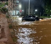 ‘역대급 호우’에 산사태 잇따라…고립 마을서 “지붕 매달려 대피”