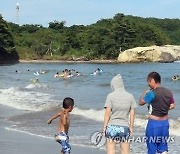 튜브 탄 채 바다로 밀려난 여성…이틀 만에 구조