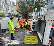 부산 북구 내리막서 고령 운전자 모는 트럭 미끄러져… 1명 부상