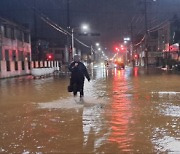 [포토] 극과 극 장마… 군산은 물폭탄, 서울은 폭염주의보