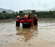 '고무통이 살렸다'...폭우에 고립된 주민 구한 기지