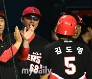 [MD포토] 이범호 감독  '9회 동점의 기쁨'