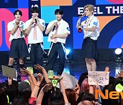 NCT WISH, 시즈니와 함께 하는 ‘쇼챔 1위 축하’ [포토엔HD]