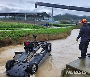 옥천서 폭우로 불어난 하천에 승용차 추락…운전자 사망