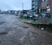 밤사이 기습폭우에 범람한 영동군 영동천