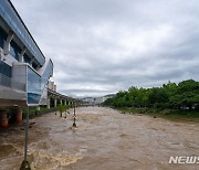 폭우로 물에 잠긴 대구 팔거천 산책로