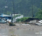 초토화된 제방 바라보는 시민