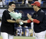 양현종, 선발 400경기 축하 꽃다발