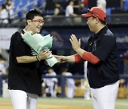 양현종, 선발 400경기 축하 꽃다발