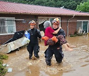 전북 완주서 하천 범람…소방 "11명 고립·1명 연락 두절"