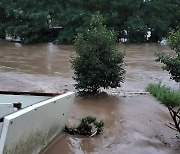 '새벽 폭우의 습격'…"떠내려갈 거 같아 살려달라 소리쳤다"