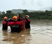 '고무통이 살렸다'…폭우에 고립된 편마비 주민 구한 소방관