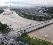 침수 승강기에 갇힌 남성 숨져…폭우에 KTX 일부 중단